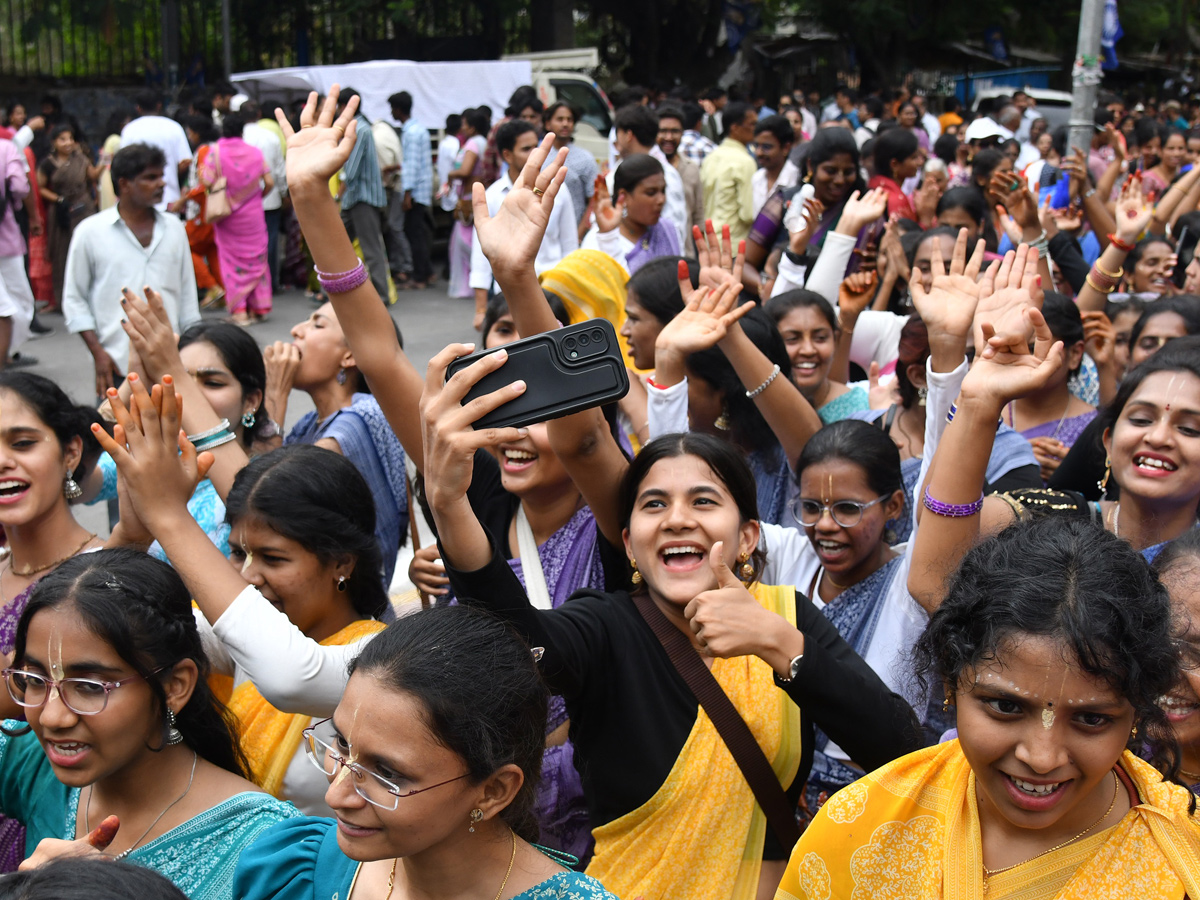 Thousands_20participate_20In_20Jagannath_20Rath_20Yatra_20In_20Hyderabad_20_2818_29.jpg 19