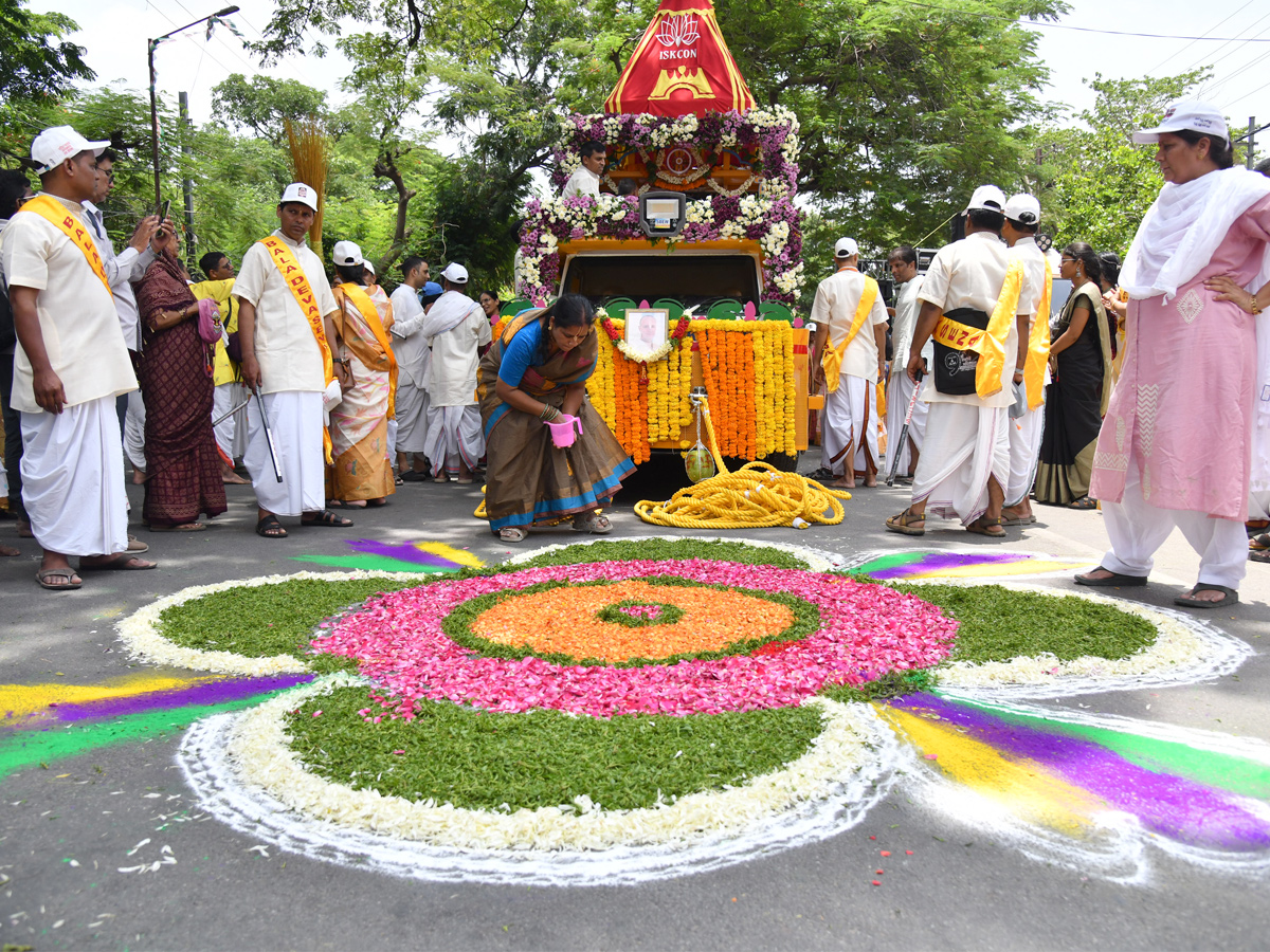 Thousands_20participate_20In_20Jagannath_20Rath_20Yatra_20In_20Hyderabad_20_281_29.jpg 2
