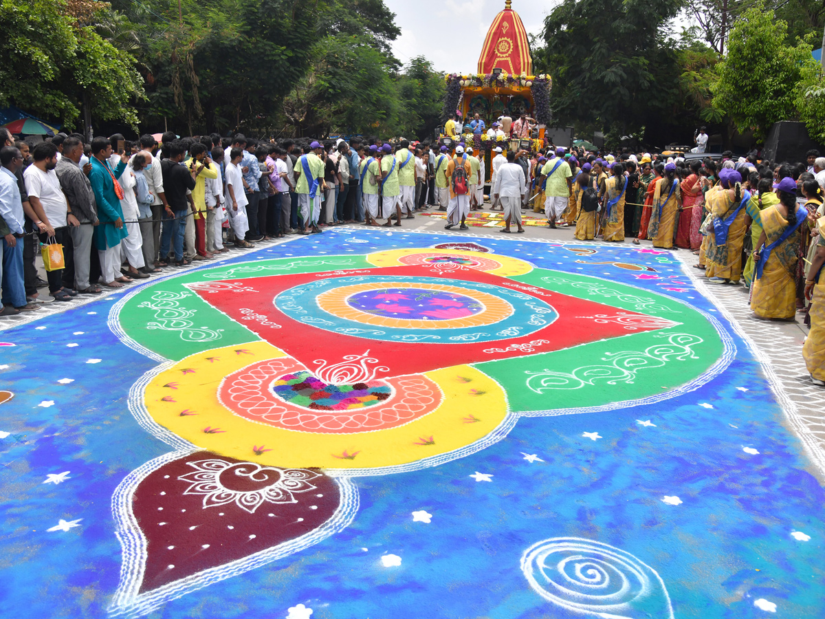 Thousands_20participate_20In_20Jagannath_20Rath_20Yatra_20In_20Hyderabad_20_2822_29.jpg 22