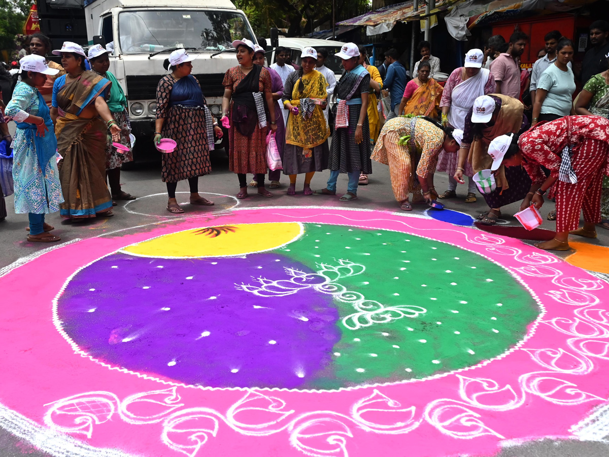 Thousands_20participate_20In_20Jagannath_20Rath_20Yatra_20In_20Hyderabad_20_282_29.jpg 3