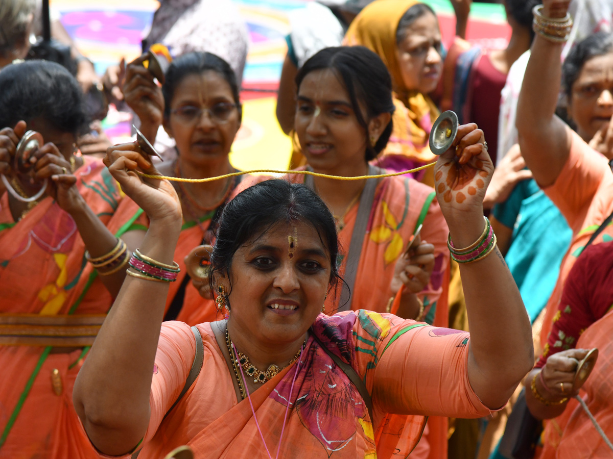 Thousands_20participate_20In_20Jagannath_20Rath_20Yatra_20In_20Hyderabad_20_283_29.jpg 4