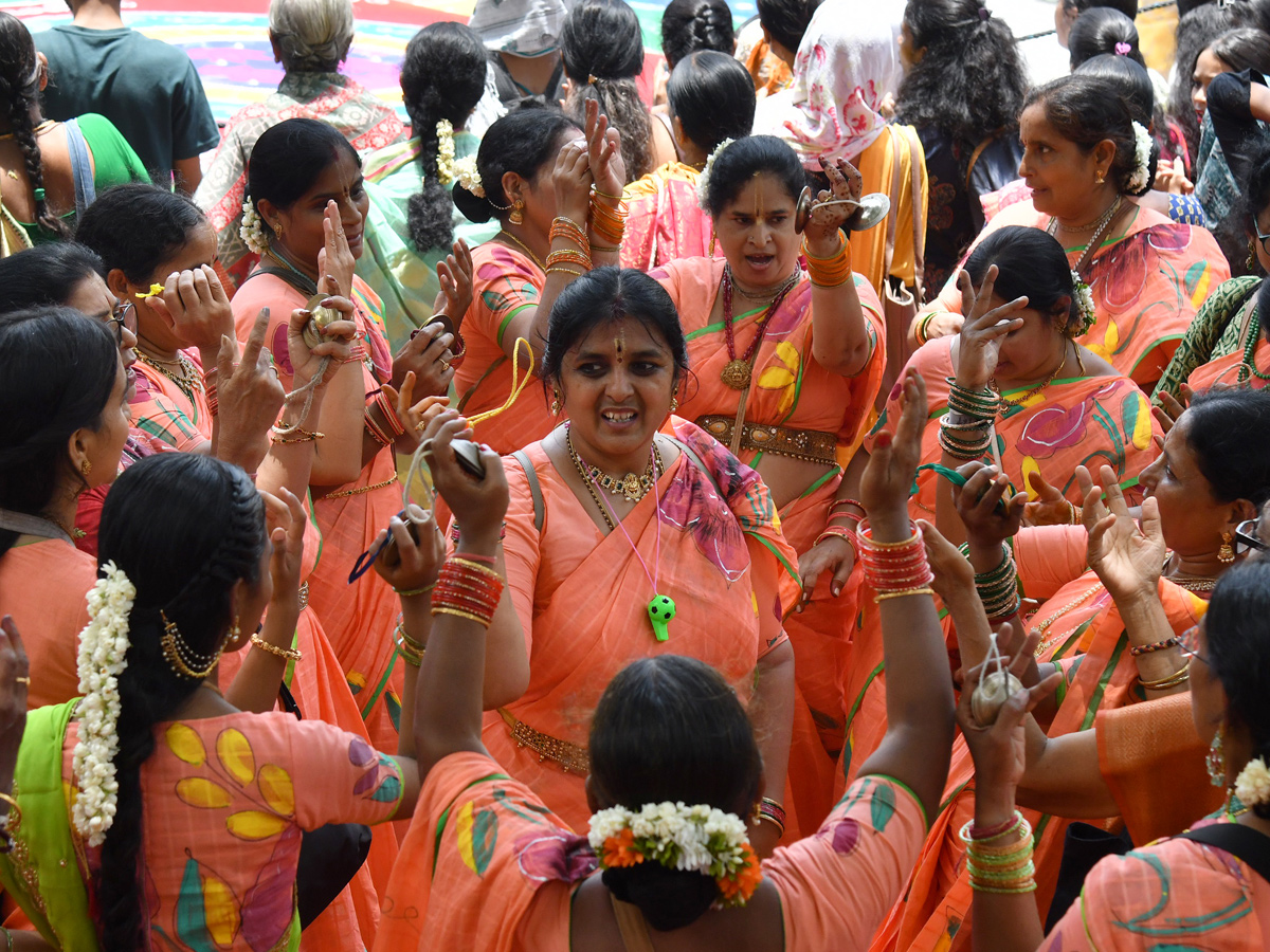 Thousands_20participate_20In_20Jagannath_20Rath_20Yatra_20In_20Hyderabad_20_284_29.jpg 5