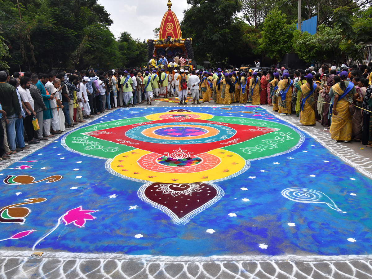 Thousands_20participate_20In_20Jagannath_20Rath_20Yatra_20In_20Hyderabad_20_286_29.jpg 7