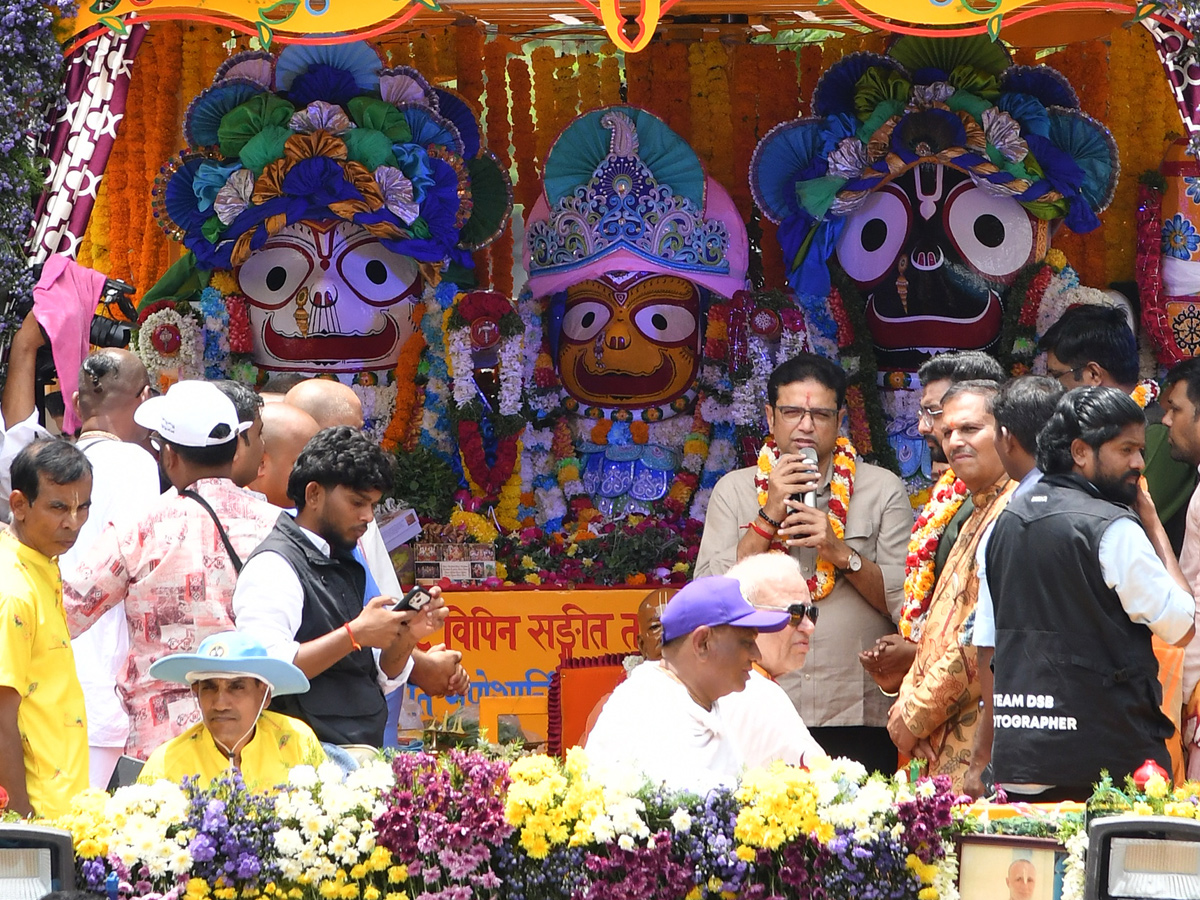 Thousands_20participate_20In_20Jagannath_20Rath_20Yatra_20In_20Hyderabad_20_288_29.jpg 9