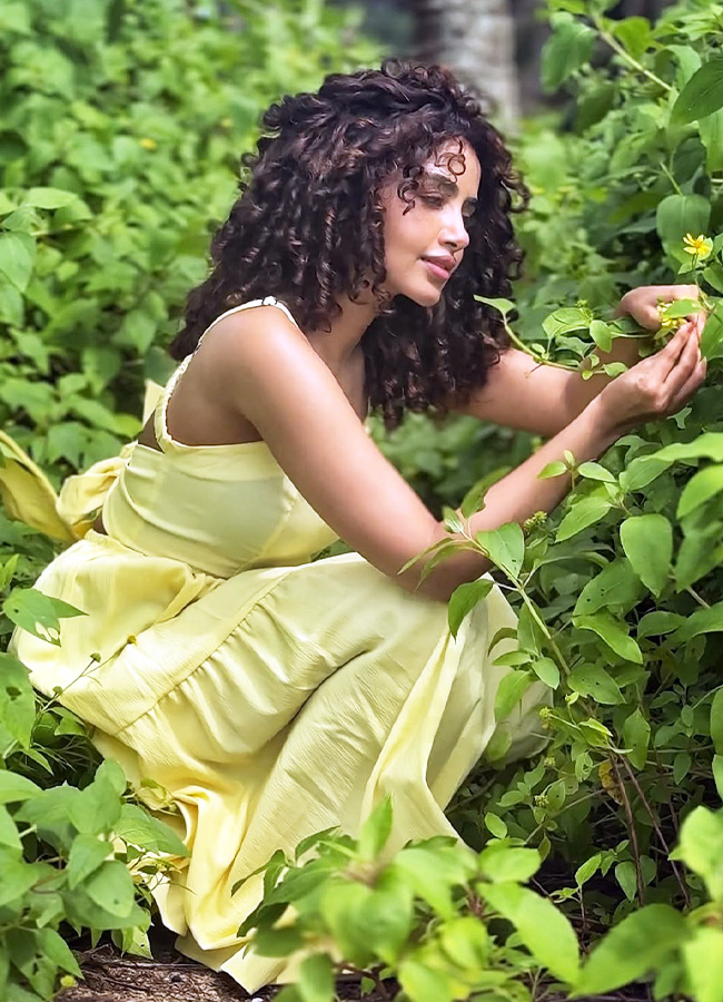 Anupama_20Parameswaran_20_2813_29.jpg 13
