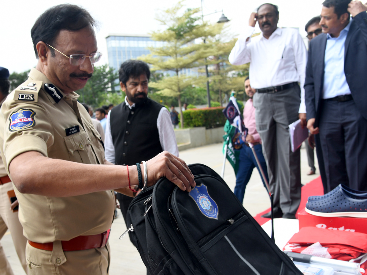 Hyderabad_20Gets_2030_20New_20Traffic_20Patrol_20Bikes_20Photos_20_2810_29.jpg 11
