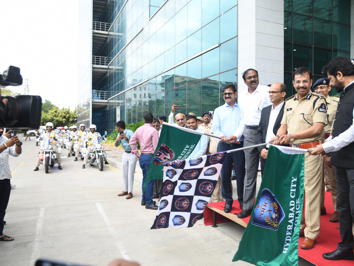 Hyderabad_20Gets_2030_20New_20Traffic_20Patrol_20Bikes_20Photos_20_2811_29.jpg 12