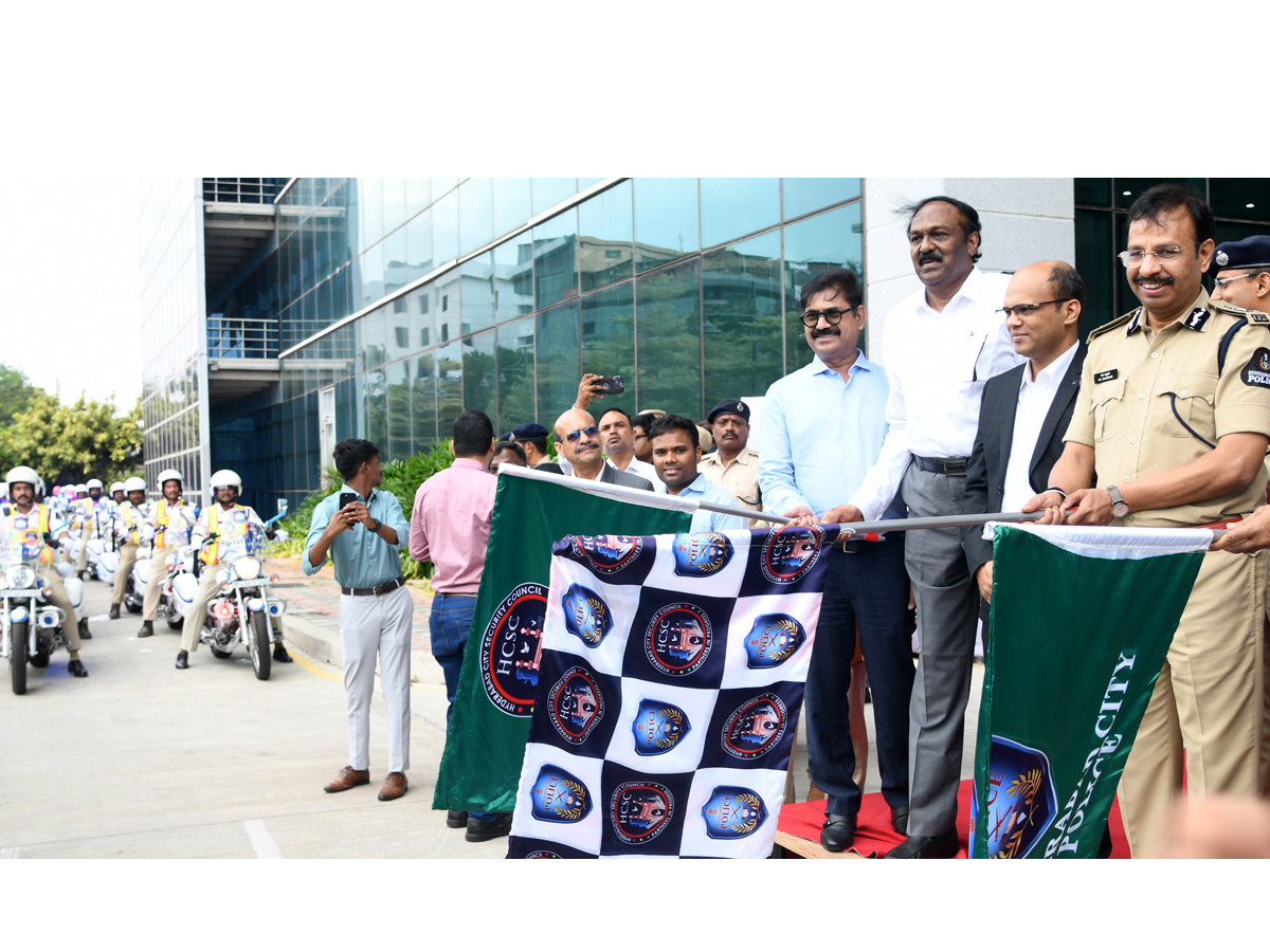 Hyderabad_20Gets_2030_20New_20Traffic_20Patrol_20Bikes_20Photos_20_2812_29.jpg 13