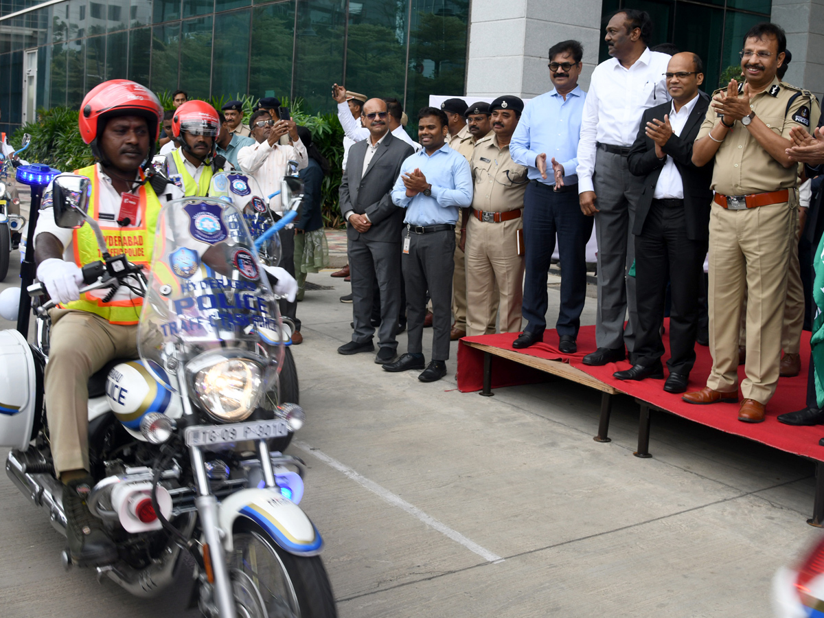 Hyderabad_20Gets_2030_20New_20Traffic_20Patrol_20Bikes_20Photos_20_2816_29.jpg 15