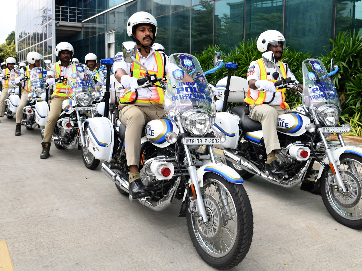 Hyderabad_20Gets_2030_20New_20Traffic_20Patrol_20Bikes_20Photos_20_282_29.jpg 3