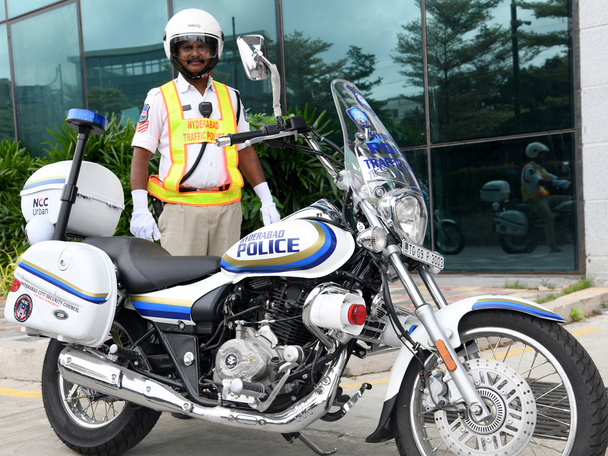 Hyderabad_20Gets_2030_20New_20Traffic_20Patrol_20Bikes_20Photos_20_283_29.jpg 4