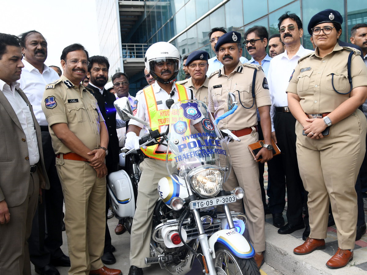 Hyderabad_20Gets_2030_20New_20Traffic_20Patrol_20Bikes_20Photos_20_288_29.jpg 9