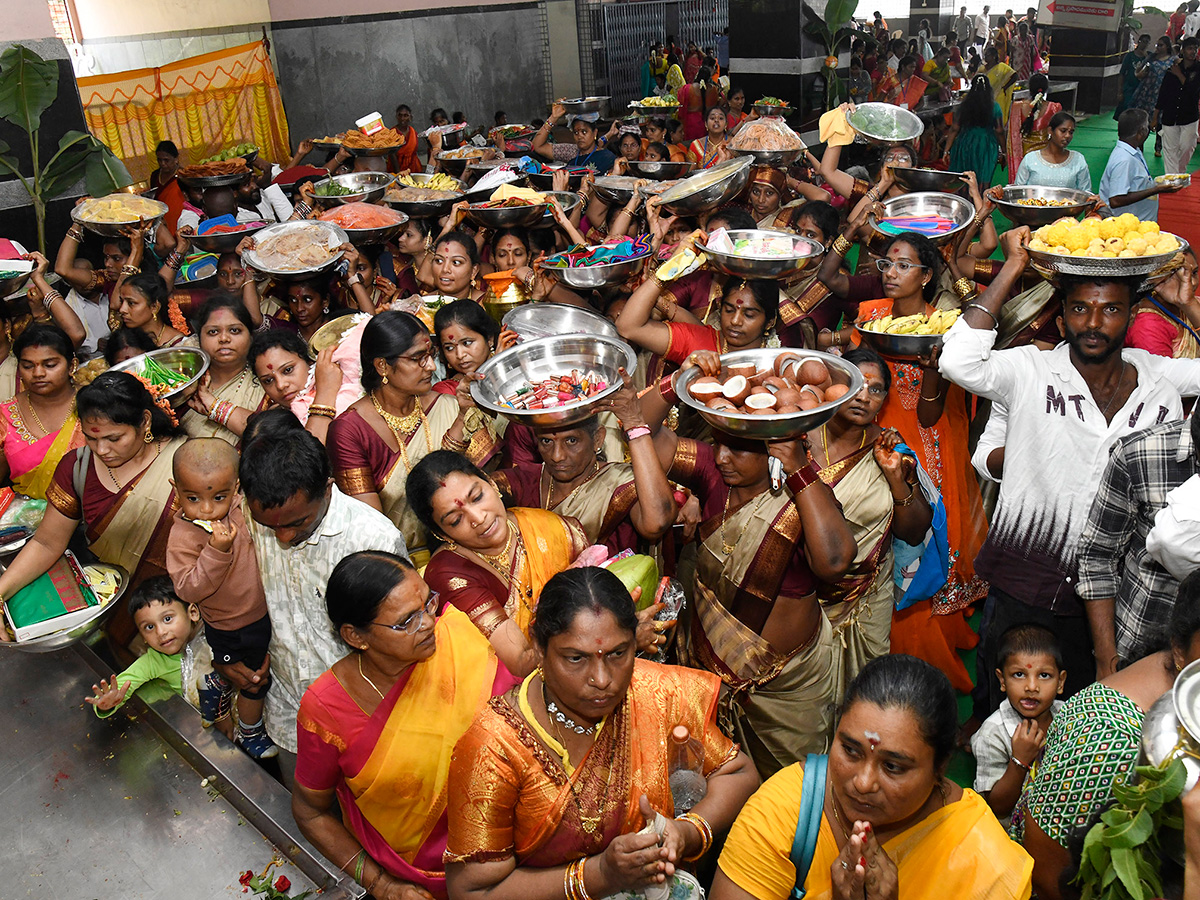 Ashada_20Mahotsav_20Grand_20Celebrations_20At_20Indrakeeladri_20hill_20Vijayawada__20_285_29.jpg 5