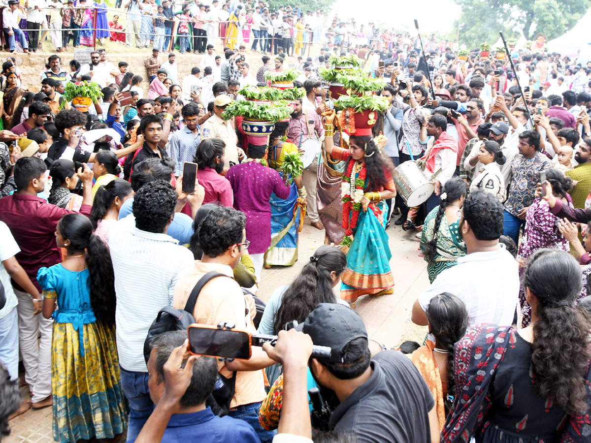 GOLCONDA_20BONALU_20_289_29.jpg 9