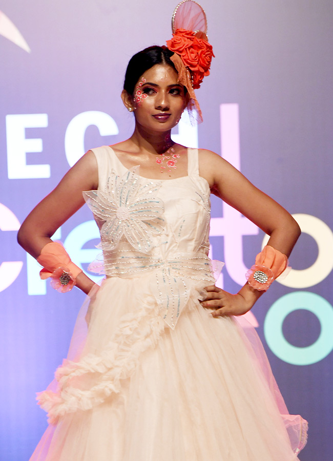 HAMSTECH_20CREATORS_20COLLECT_202026_20AND_20FASHION_20SHOW_20AT_20THE_20ADRESS_20CONVENCTION_20NARSING_20_284_29.jpg 4