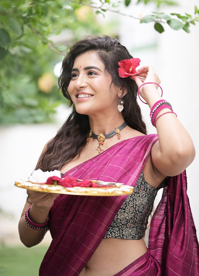 Rashi_20Singh_20_2812_29.jpg 12