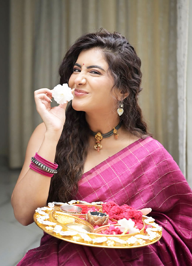 Rashi_20Singh_20_2813_29.jpg 13
