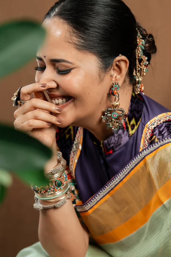 Anasuya_20Bharadwaj_20Stunning_20Looks_20In_20Saree_20Photos_20_2815_29.jpg 16