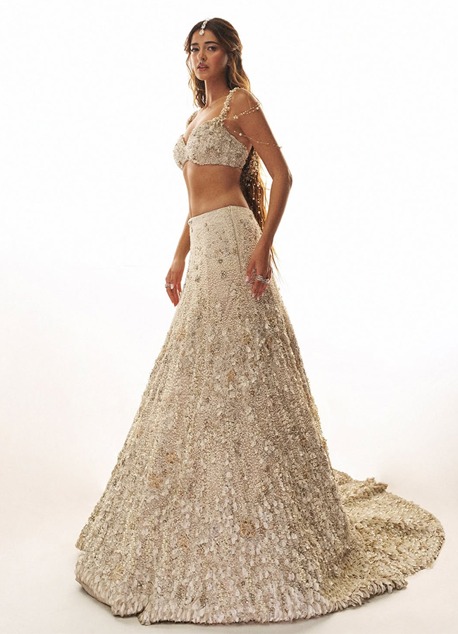 Indian_20designer_20Gaurav_20Gupta_20during_20the_20couture_20show_12.jpg 12