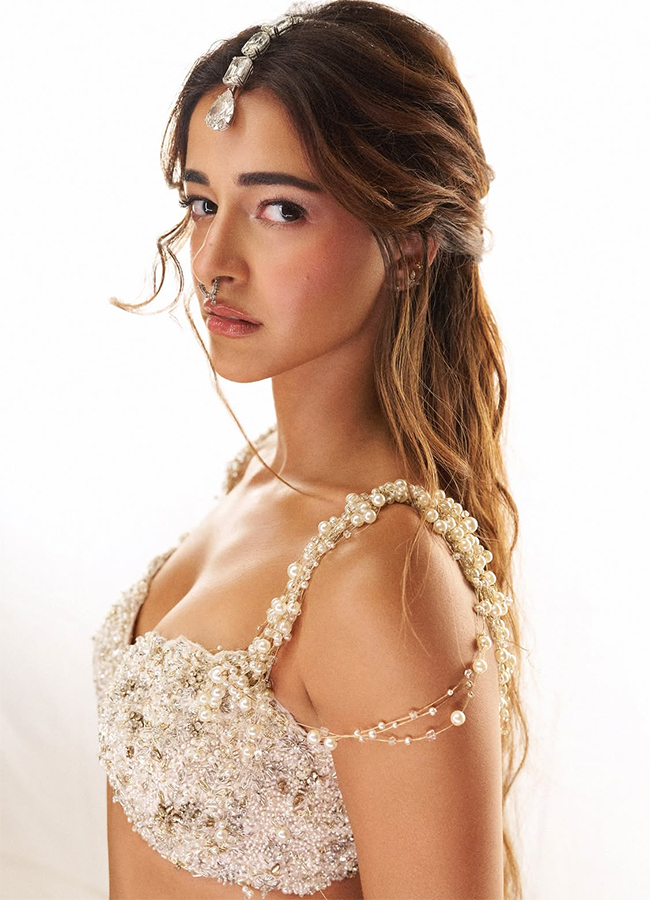 Indian_20designer_20Gaurav_20Gupta_20during_20the_20couture_20show_2.jpg 3