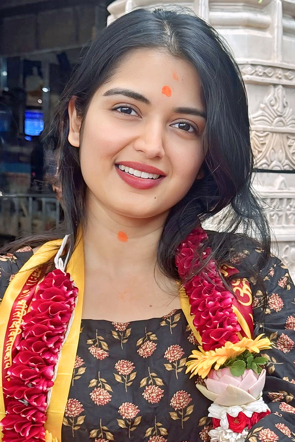 TV_20actors_20Priyanka_20Jain_20And_20Shiva_20Kumar_20at_20Siddi_20Vinayaka_20temple_20Photos_20_284_29.jpg 5