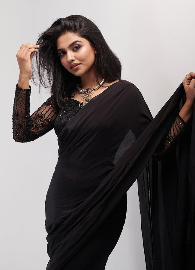 Actress_20Mamitha_20Baiju_20in_20Jana_20Nayagan_20Viral_20Photos__20_2818_29.jpg 18