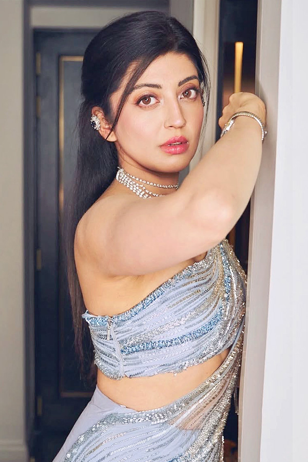 Actress_20Pranitha_20Subhash_20Stunning_20Photos_20_283_29.jpg 4