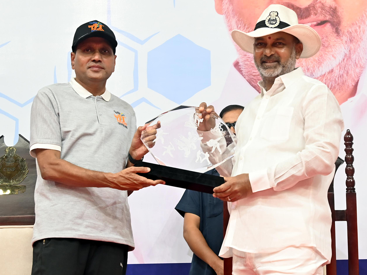 Bandi_20Sanjay_20Kumar_20inaugurated_20the_2011th_20All_20India_20Police_20Judo_20Cluster_20Championship__20_286_29.jpg 6