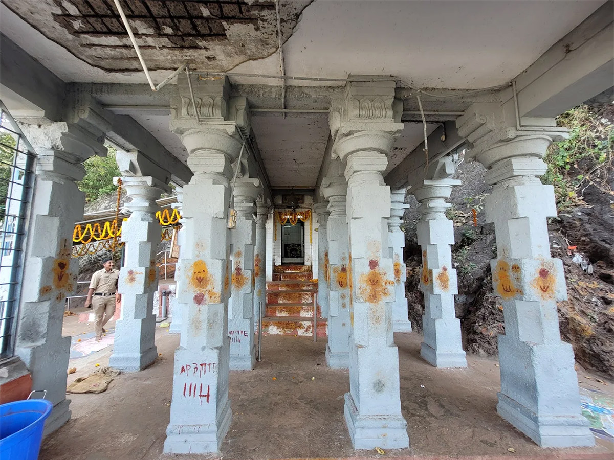 Devotional_20_20Upamaka_20Sri_20Venkateswara_20Swamy_20Temple_20HD_20Photos__20_2815_29.jpg 15