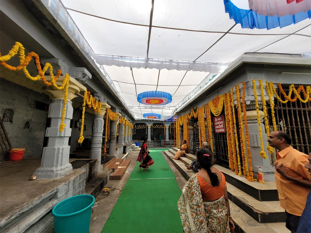Devotional_20_20Upamaka_20Sri_20Venkateswara_20Swamy_20Temple_20HD_20Photos__20_285_29.jpg 5