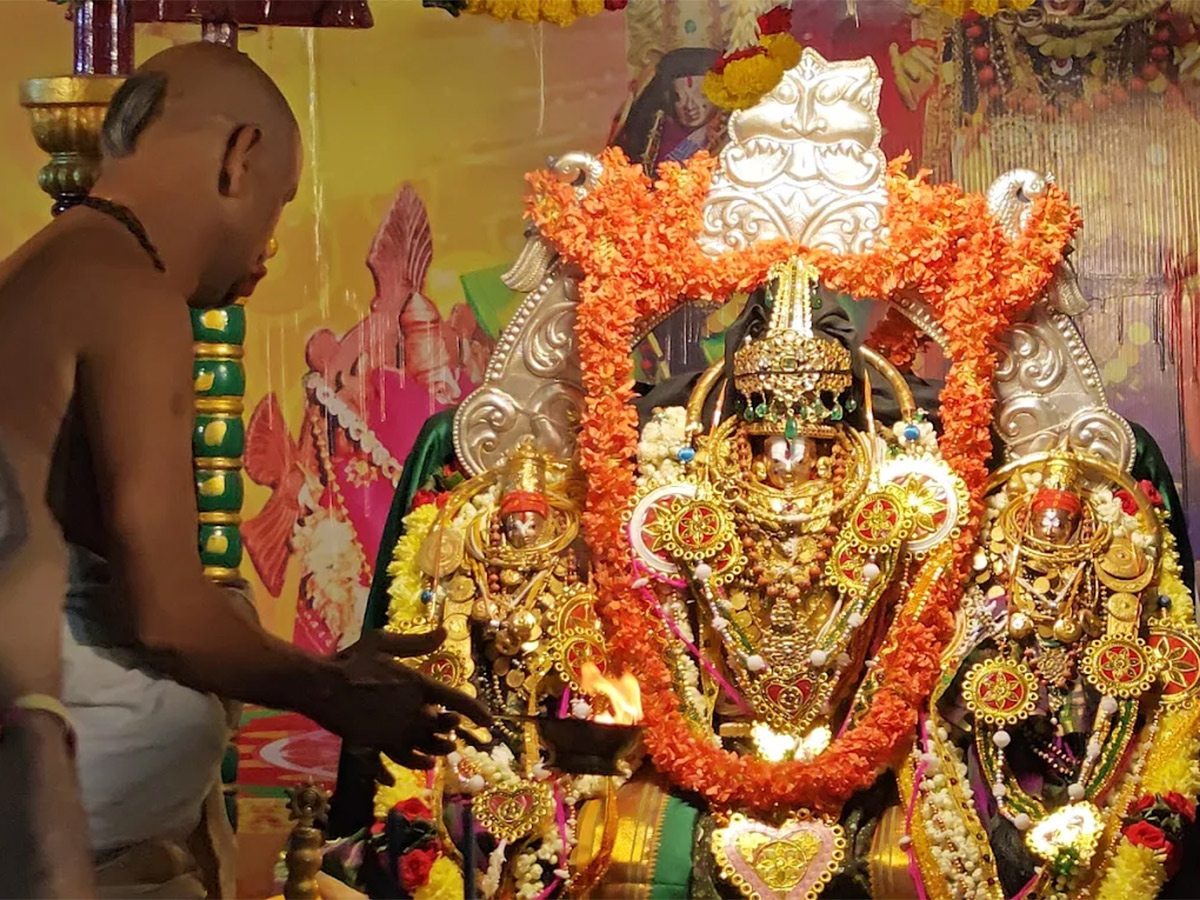 Devotional_20_20Upamaka_20Sri_20Venkateswara_20Swamy_20Temple_20HD_20Photos__20_288_29.jpg 8