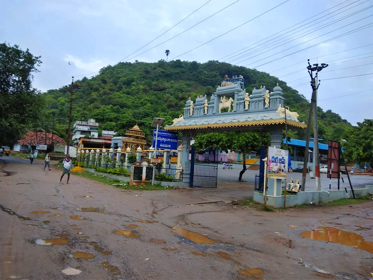 Devotional_20_20Upamaka_20Sri_20Venkateswara_20Swamy_20Temple_20HD_20Photos__20_289_29.jpg 9