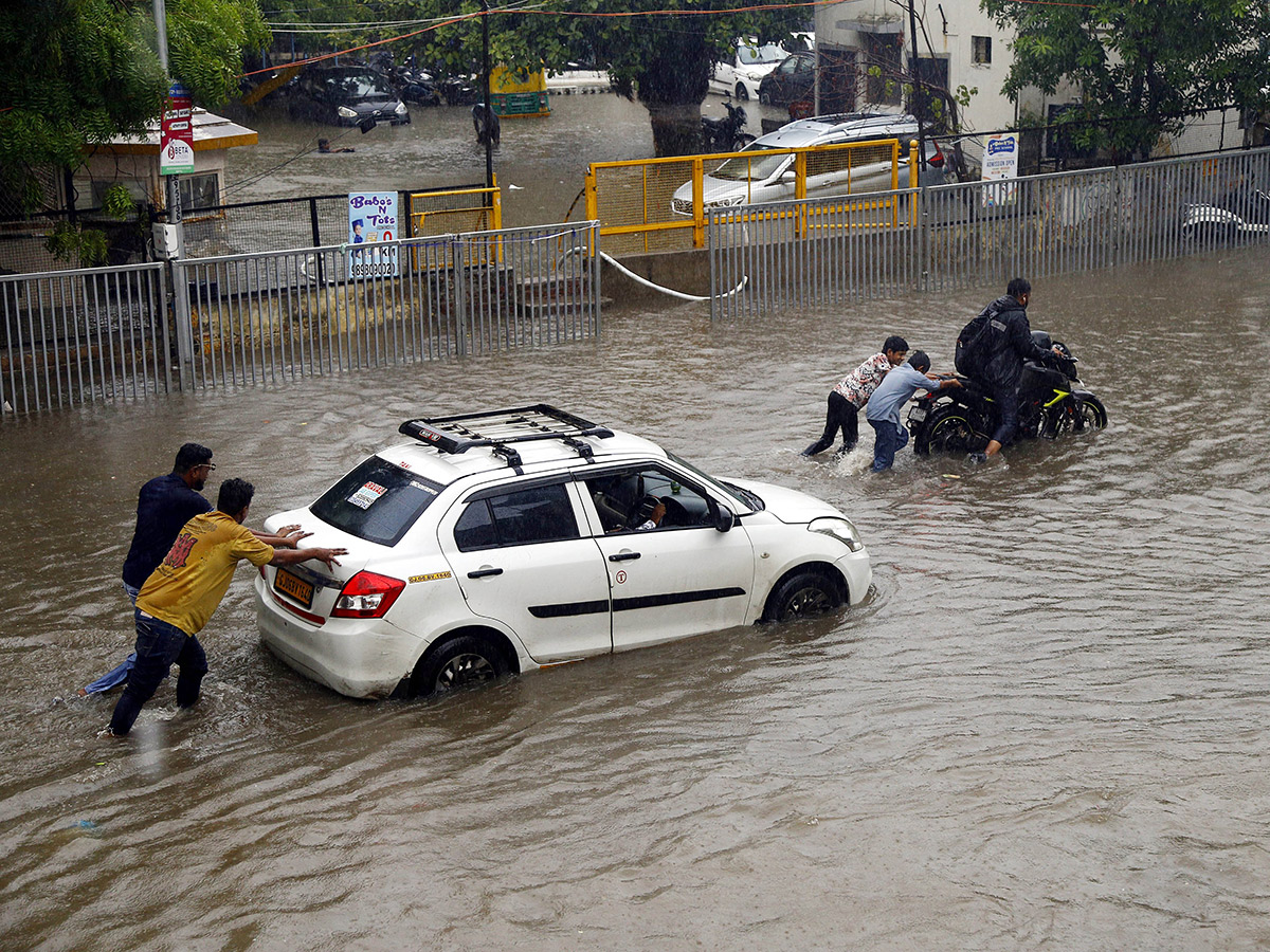 Rain_20havoc_20continues_20in_20South_20Gujarat_20Viral_20Photos__20_2812_29.jpg 12