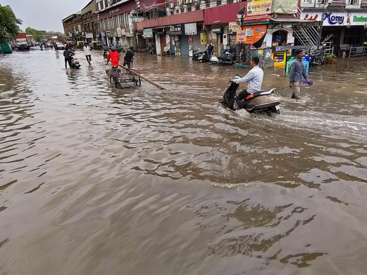 Rain_20havoc_20continues_20in_20South_20Gujarat_20Viral_20Photos__20_2815_29.jpg 15
