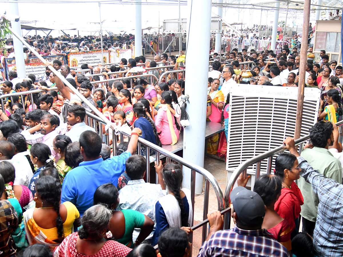 Vijayawada_20Grandeur_20Ashadam_20Sare_20At_20Indrakeeladri_20Temple__20_2810_29.jpg 10
