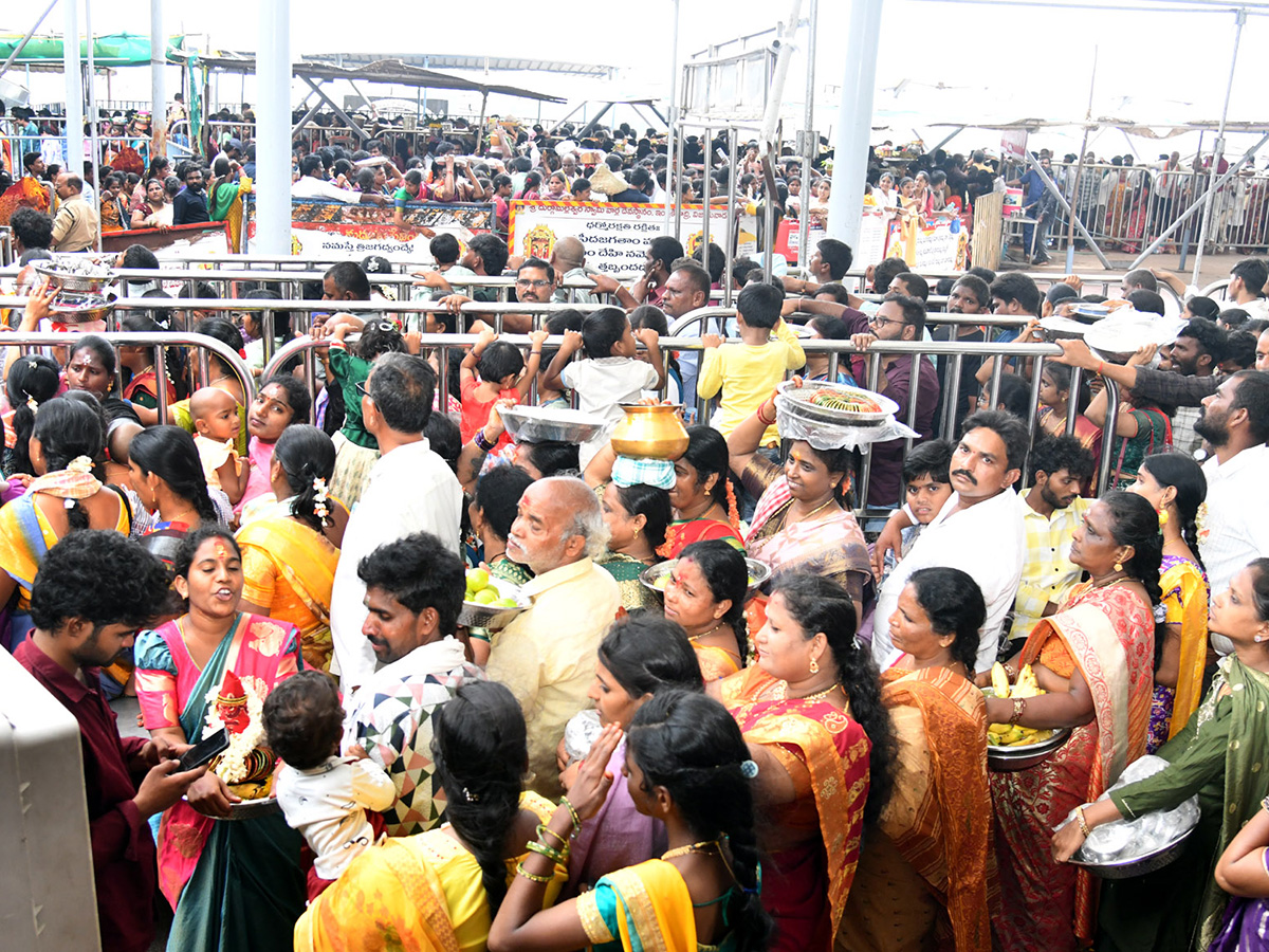 Vijayawada_20Grandeur_20Ashadam_20Sare_20At_20Indrakeeladri_20Temple__20_2812_29.jpg 12
