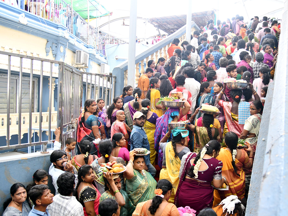 Vijayawada_20Grandeur_20Ashadam_20Sare_20At_20Indrakeeladri_20Temple__20_2814_29.jpg 14