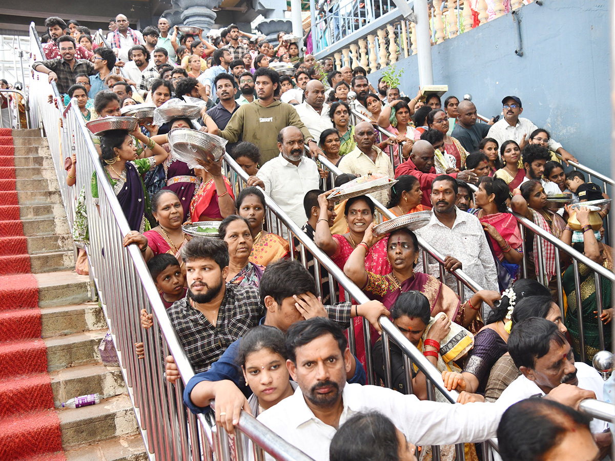 Vijayawada_20Grandeur_20Ashadam_20Sare_20At_20Indrakeeladri_20Temple__20_2816_29.jpg 16