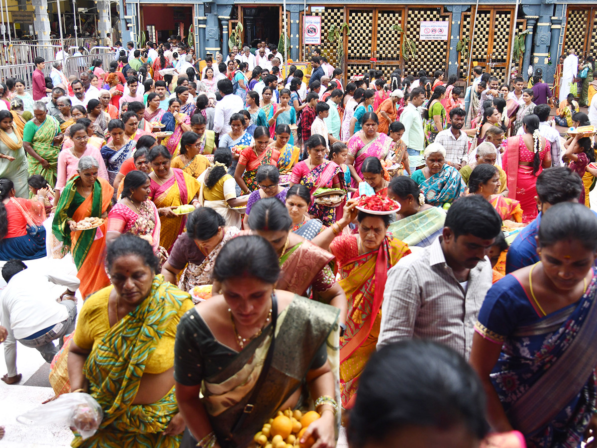Vijayawada_20Grandeur_20Ashadam_20Sare_20At_20Indrakeeladri_20Temple__20_2817_29.jpg 17