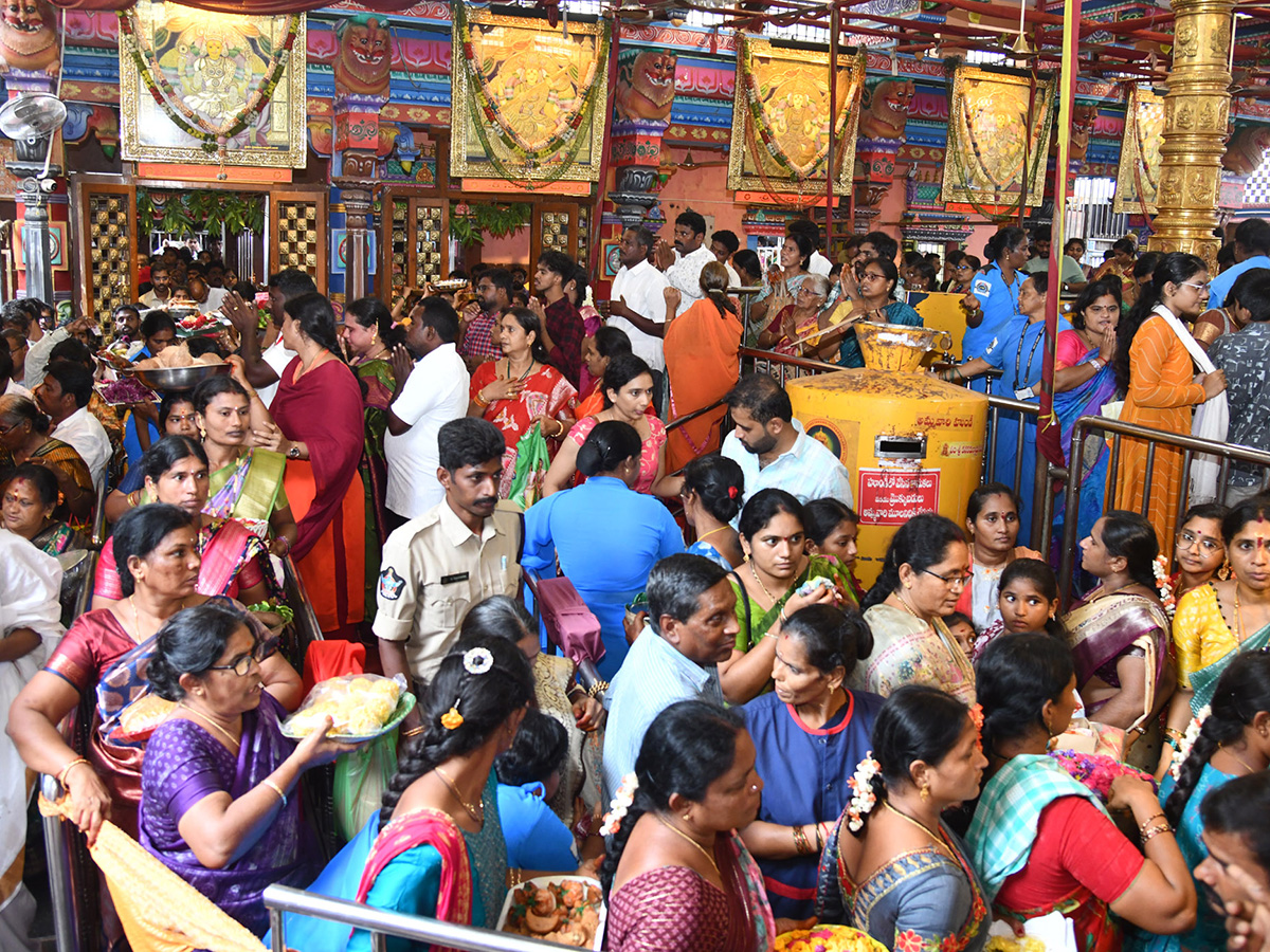 Vijayawada_20Grandeur_20Ashadam_20Sare_20At_20Indrakeeladri_20Temple__20_2818_29.jpg 18