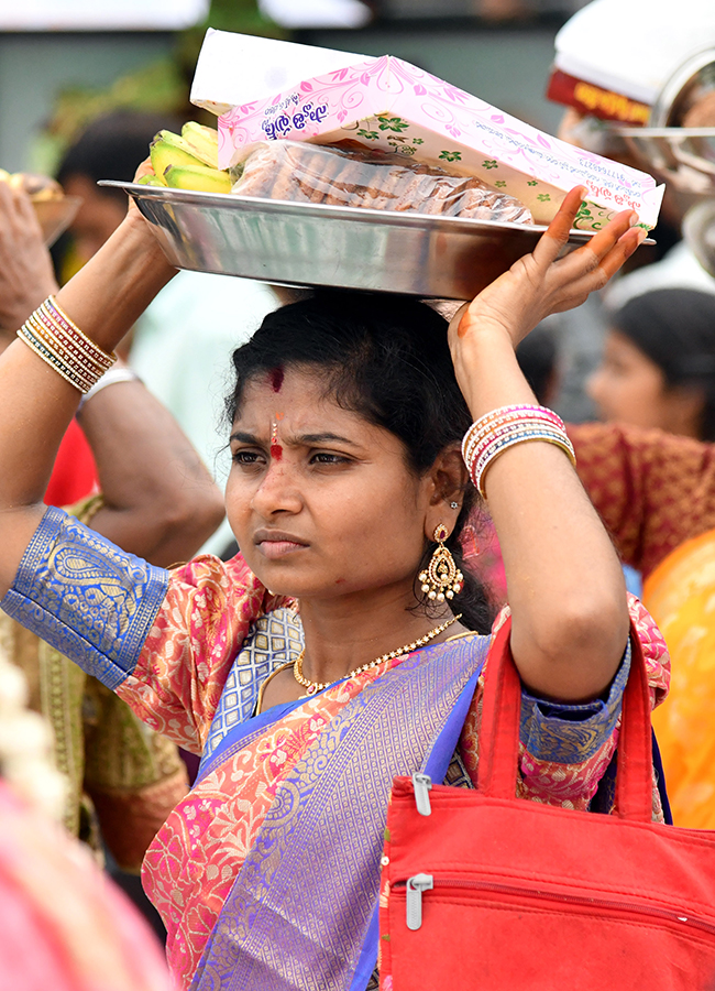 Vijayawada_20Grandeur_20Ashadam_20Sare_20At_20Indrakeeladri_20Temple__20_2822_29.jpg 22