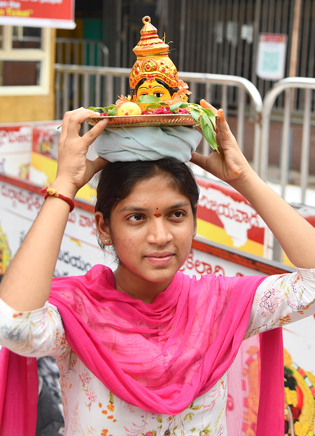 Vijayawada_20Grandeur_20Ashadam_20Sare_20At_20Indrakeeladri_20Temple__20_2824_29.jpg 24
