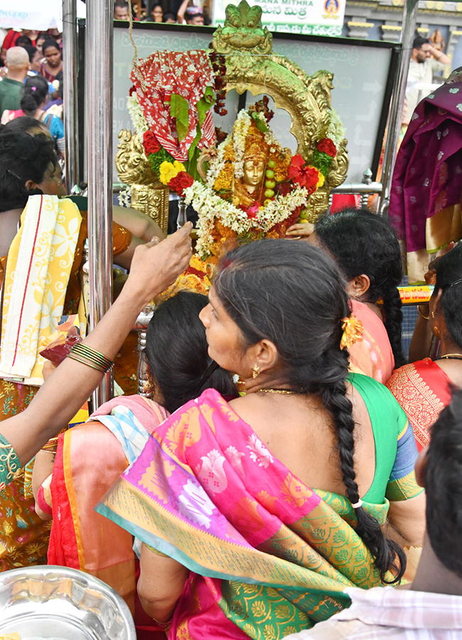 Vijayawada_20Grandeur_20Ashadam_20Sare_20At_20Indrakeeladri_20Temple__20_2826_29.jpg 26