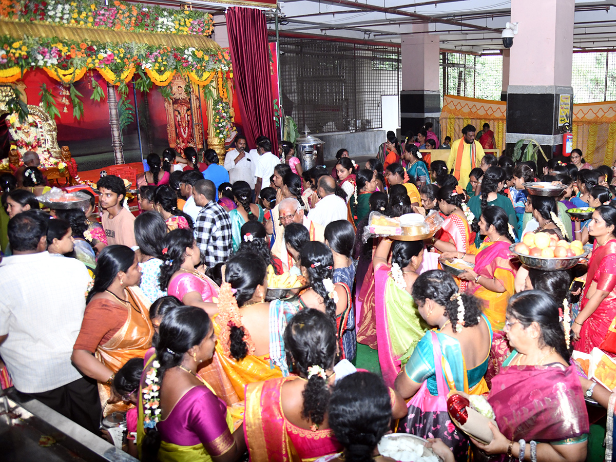 Vijayawada_20Grandeur_20Ashadam_20Sare_20At_20Indrakeeladri_20Temple__20_284_29.jpg 4