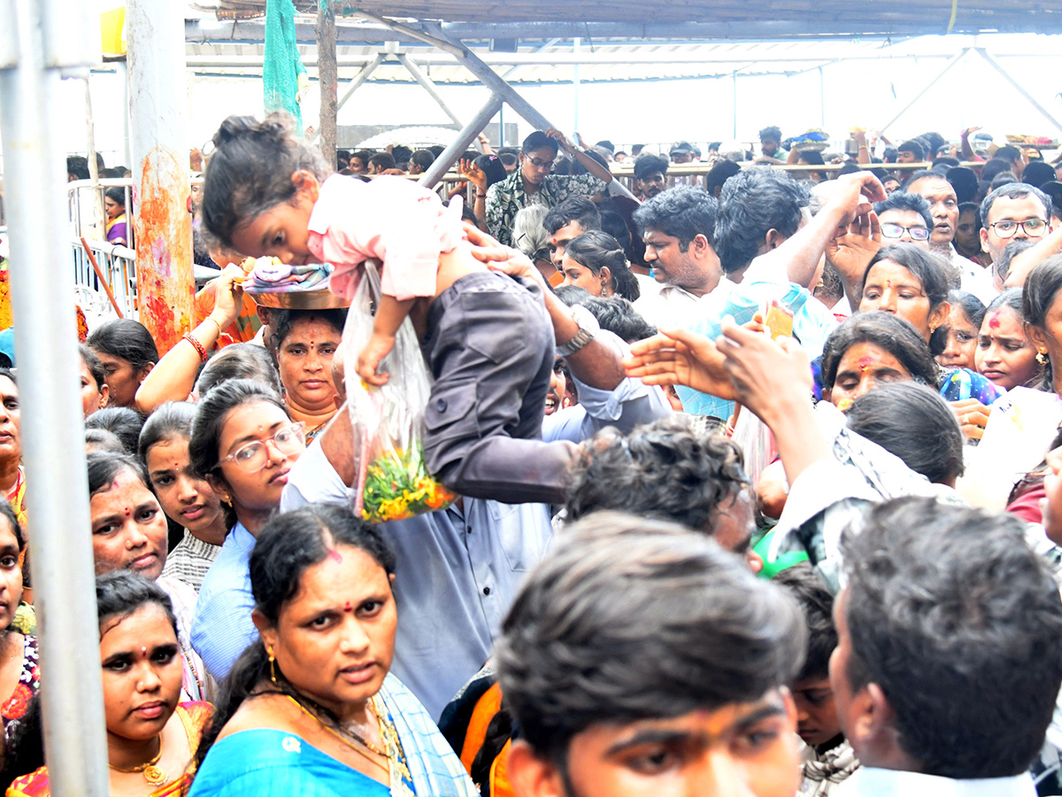 Vijayawada_20Grandeur_20Ashadam_20Sare_20At_20Indrakeeladri_20Temple__20_285_29.jpg 5