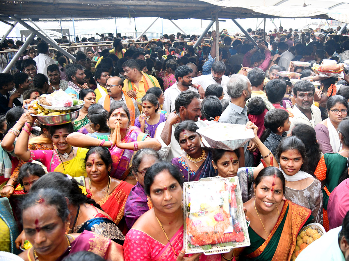 Vijayawada_20Grandeur_20Ashadam_20Sare_20At_20Indrakeeladri_20Temple__20_286_29.jpg 6