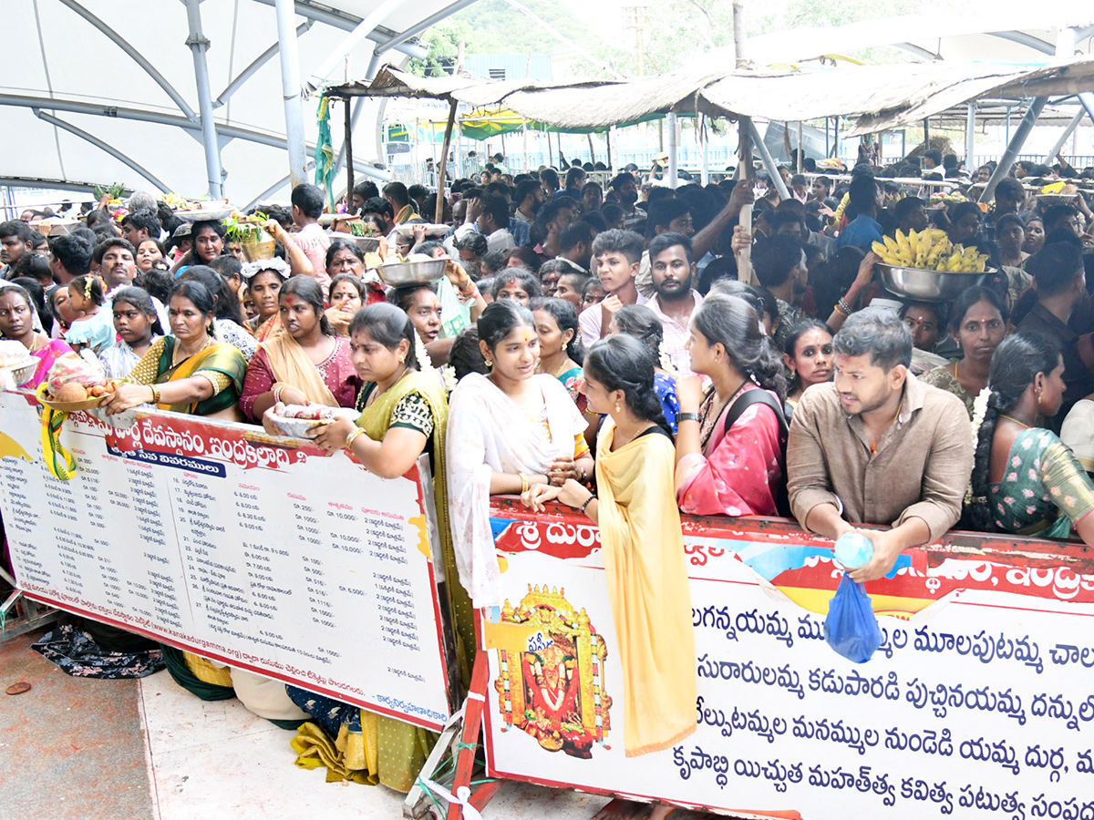 Vijayawada_20Grandeur_20Ashadam_20Sare_20At_20Indrakeeladri_20Temple__20_287_29.jpg 7
