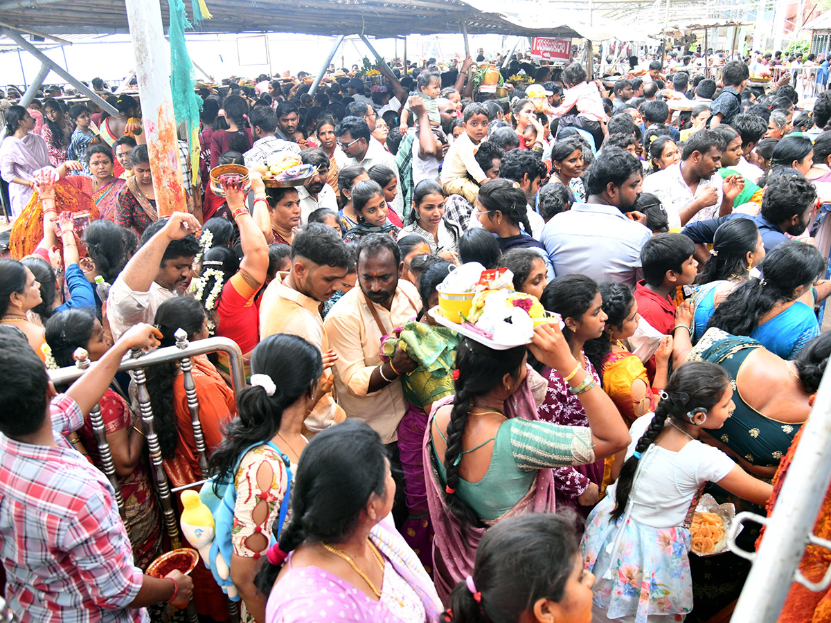Vijayawada_20Grandeur_20Ashadam_20Sare_20At_20Indrakeeladri_20Temple__20_288_29.jpg 8