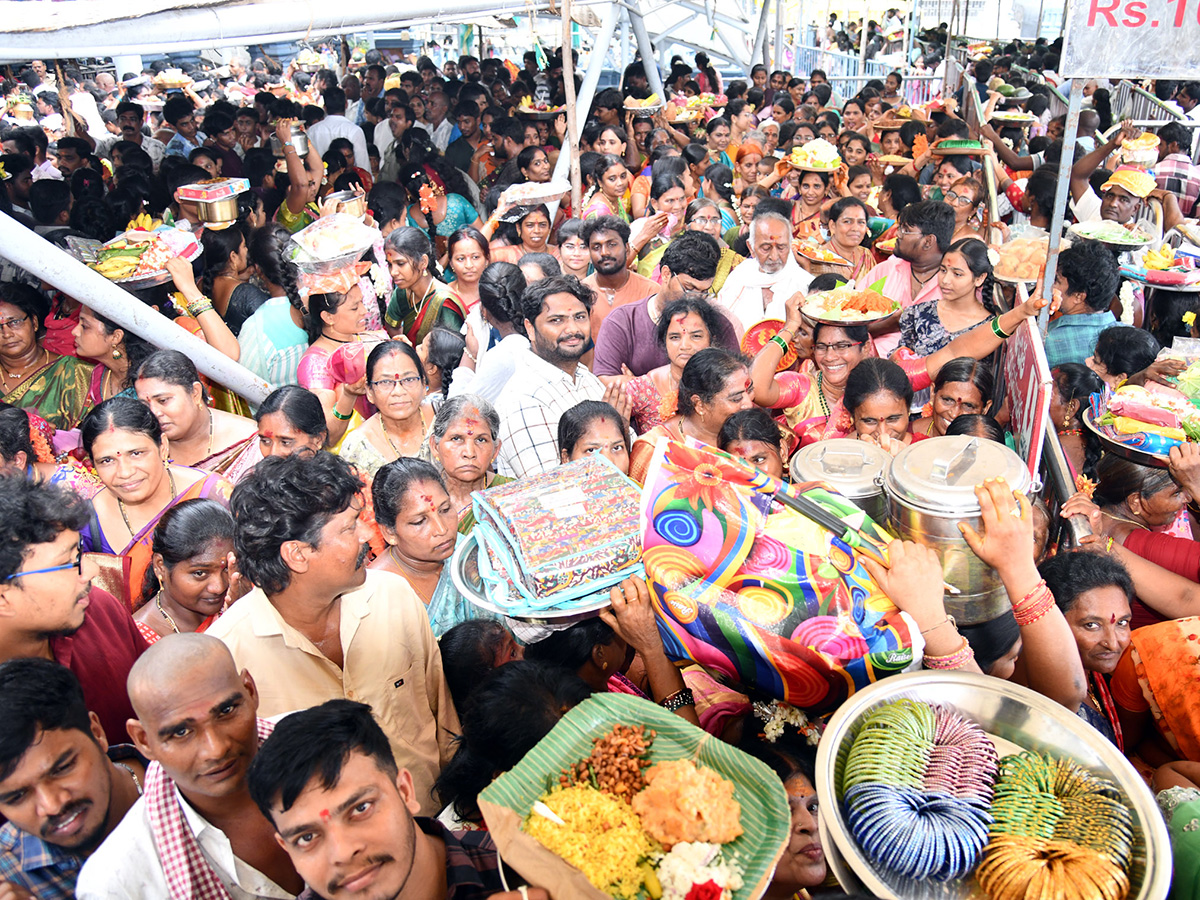 Vijayawada_20Grandeur_20Ashadam_20Sare_20At_20Indrakeeladri_20Temple__20_289_29.jpg 9