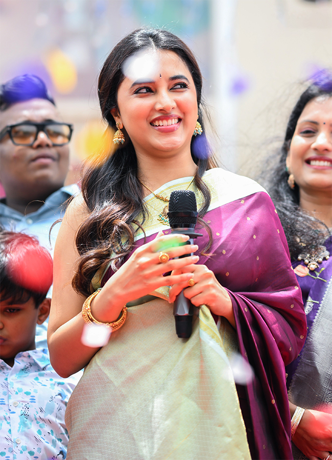 Actress_20Priyanka_20Mohan_20Fashion_20Mall_20Grand_20Opening_20At_20ECIL__20_2814_29.jpg 14